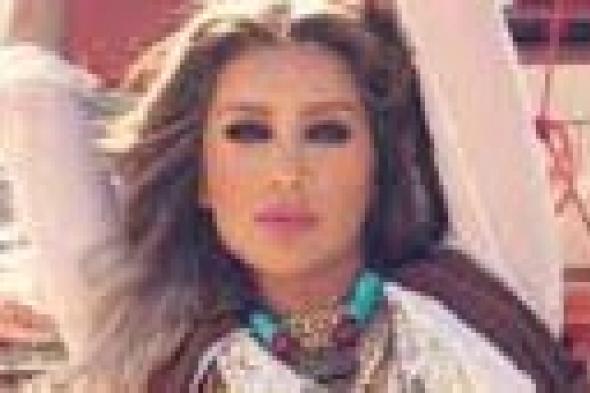 بالفيديو- مايا دياب غجرية تطارد حبيبها بمعاونة أهل قريتها في "قاطفين"