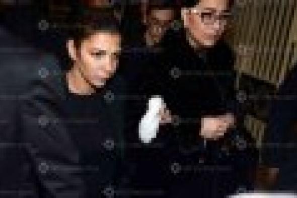 بالصور: منى زكي وأنغام ونجوم الغناء في عزاء شقيق أصالة