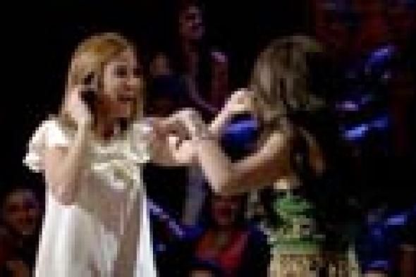 بالفيديو- دينا تعلم وفاء الكيلاني الرقص أمام مشاهدي "الحكم"