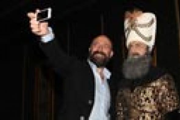 بالصور- "السلطان سليمان" يلتقط Selfie مع "السلطان سليمان"!