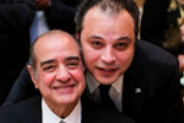 بالصور- تامر عبد المنعم يلتقط أول "سيلفي" مع جمال مبارك بعد البراءة