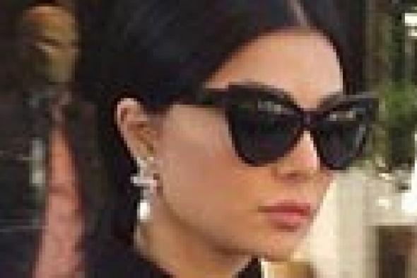 صورة- هيفاء وهبي متشحة بالسواد في جنازة "الشحرورة" صباح