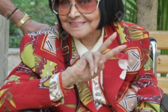 بالصورة: دلال عبد العزيز وميرفت أمين وغادة رجب يحتفلون مع مديحة يسري بعيد ميلادها الـ 93!