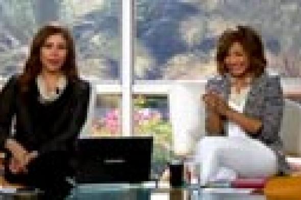 بالفيديو- مذيعة "العربية" تدخل في نوبة ضحك حادة بعدما كشفت زميلتها عن عمرها