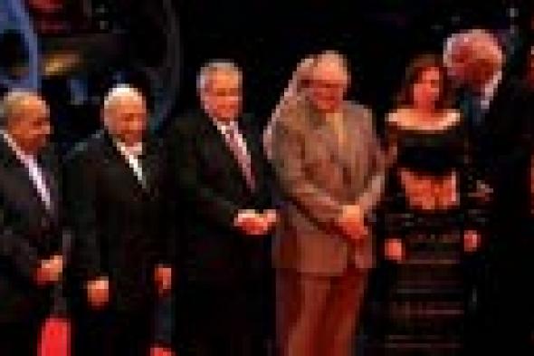بالصور- يحيى الفخراني يفاجئ جمهور المهرجان القومي للسينما بوزنه الناقص