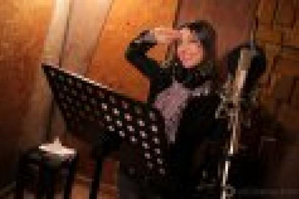 بالصور.. جنات تغني تتر مسلسل "عيون القلب"