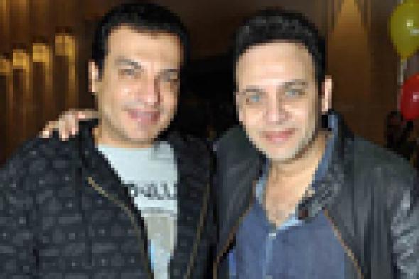 بالصور- مصطفى قمر وإيهاب توفيق يستقبلان محسن أحمد بعد رحلته العلاجية في ألمانيا