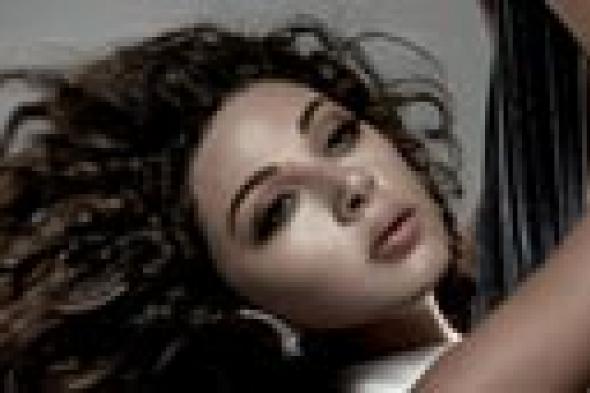 ميريام فارس ترفع الستار عن غلاف ألبومها "آمان"