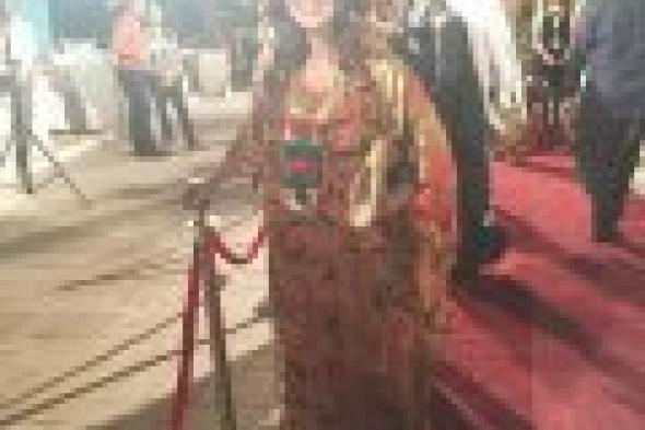 بالصور: ميرفت أمين في العرض الأول للفيلم اﻹماراتي "دلافين" بالعباية الخليجية