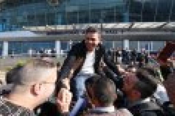 بالصور: استقبال حافل لمتسابقي "أراب أيدول" محمد رشاد ومحمد حسن في مطار القاهرة
