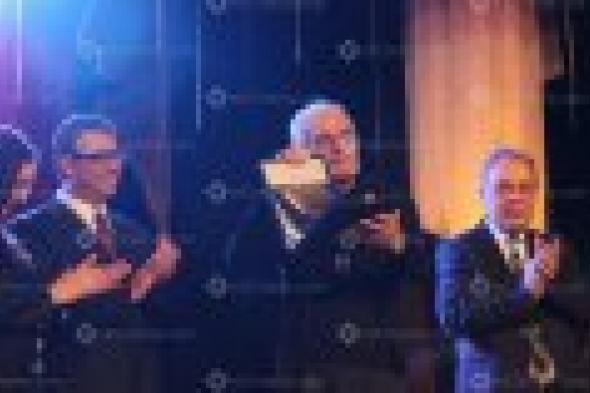 في أول ظهور إعلامي له.. بالصور: تكريم عمر الشريف في افتتاح مهرجان المسرح العربي