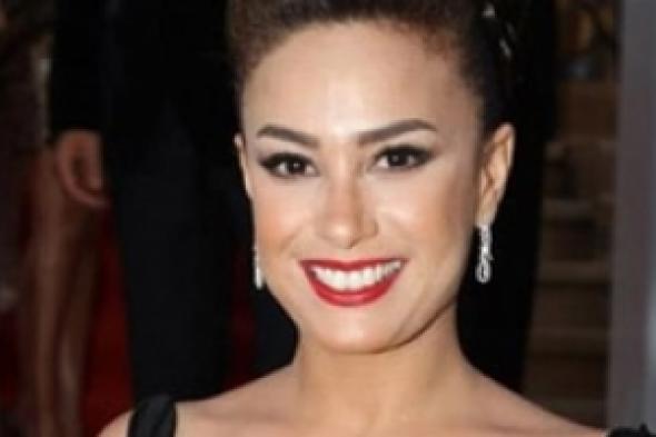 هند صبري تتسلم جائزة أفضل ممثلة سينمائية في حفل مهرجان "Dear Guest"