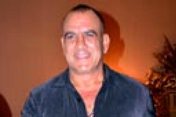 بالفيديو- محمد لطفي لمعجبة طلبت التصوير معه: "غطي صدرك الأول"