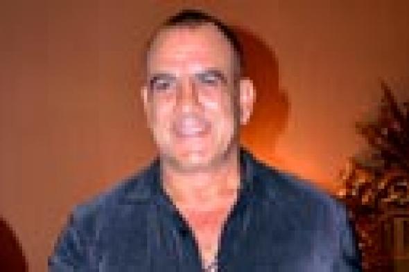 بالفيديو- محمد لطفي لمعجبة طلبت التصوير معه: "غطي صدرك أولا"