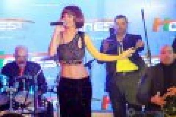 بالصور: دوللي شاهين تتألق في حفليها بالكريسماس