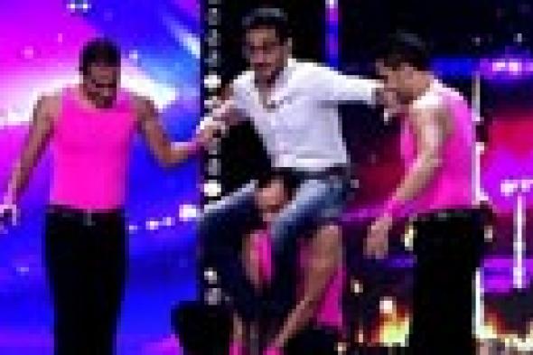 أحمد حلمي يفشل في قيادة دراجة هوائية على مسرح Arabs Got Talent