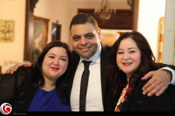 بالصور- نور الشريف وبوسي يحتفلان بخطوبة ابنتهما