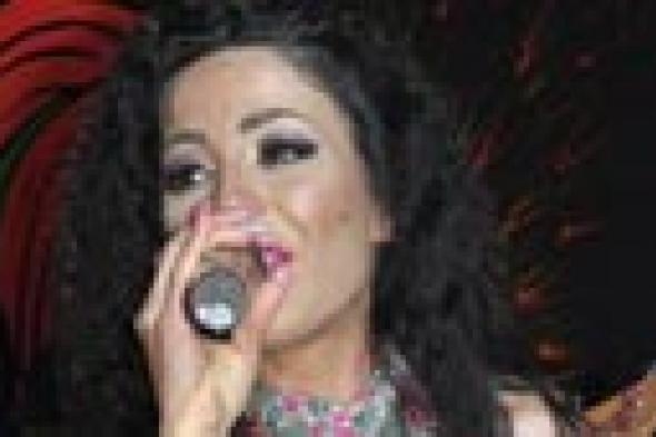بالصور- دوللي شاهين بإطلالة مثيرة في رأس السنة