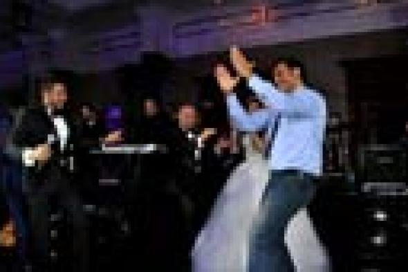 بالصور- عمرو مصطفى يرقص على غناء محمد حماقي لـ"بشرة خير"