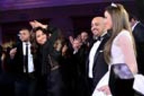 بالصور: شيرين ومايا دياب ترافقان حماقي بالرقص على أنغام "جرى إيه" في زفاف توما