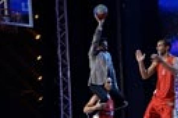 صورة- حلمي يشارك في لعب "السلة" على مسرح Arabs Got Talent
