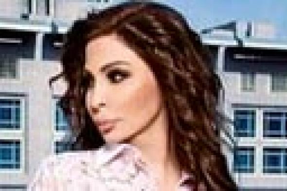 صورة- إليسا تداعب دولفين في رحلتها بميامي