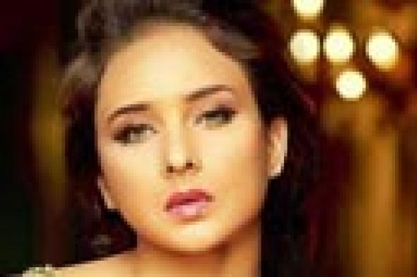 صورة- نيللي كريم تحتمي من صقيع البرد بهذا "اللوك" الجديد