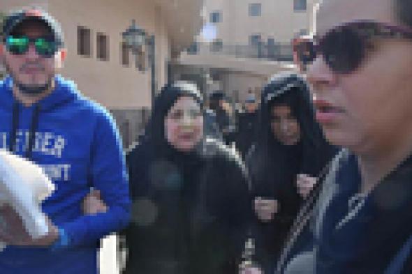 بالصور- ميرفت أمين تخفي وجهها في جنازة محمد حسن رمزي