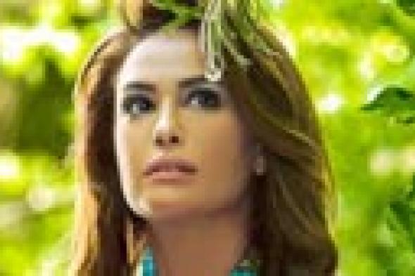 بالفيديو- هند صبري تتبرع بجلباب "كريمة" لمحاربة الجوع