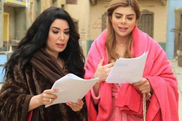بالصورة: أميرة فتحي وعبير صبري بالبطانية لمقاومة البرد أثناء تصوير "ألوان الطيف"