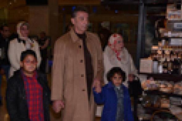بالصور وفي ظهور نادر- محمود حميدة مع حفيديه في العرض الأول لـ "قط وفار"