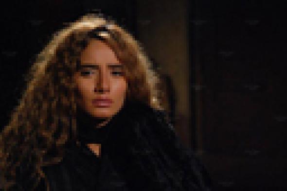 بالصور- زينة تزور أحد الأضرحة مع وفاء عامر