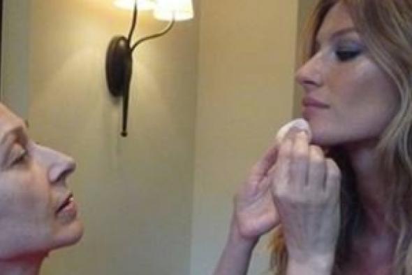 «المكياج» فيه سم قاتل