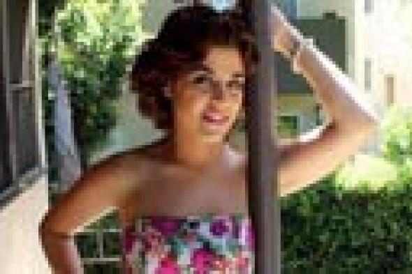 منى هلا تشتم مهاجميها بسبب صورها "الخاصة جدا" مع حبيبها