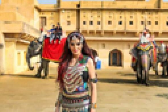 بالصور- دومينيك حوراني بإطلالة هندية في كليب "السلك ضاربني"