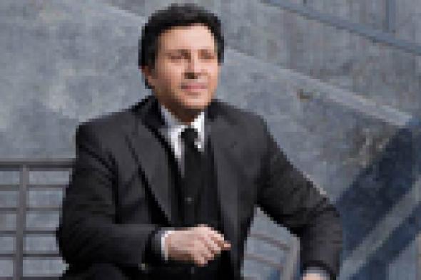 بالفيديو- هاني شاكر يحتفل بالذكرى الرابعة لثورة يناير بطرح "شمس الحرية"