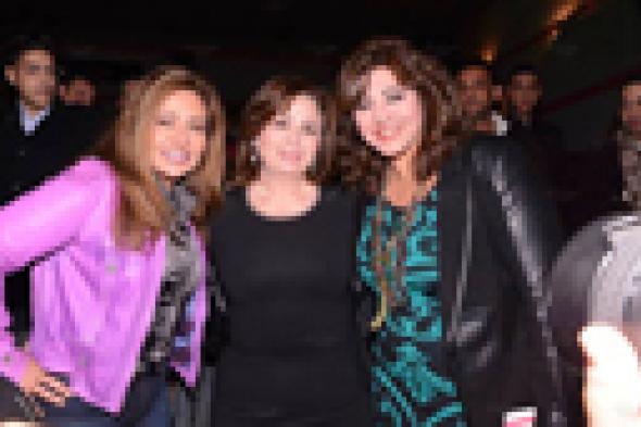 بالصور- إلهام شاهين تحتفل بطرح أحدث إنتاجاتها السينمائية "هز وسط البلد"