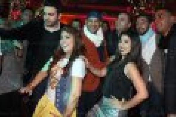 بالصور: تامر حسني وأمينة يحتفلان بالعروس "مي كساب"
