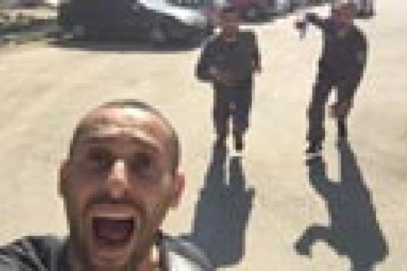 تعرف على حقيقة Selfie الفلسطيني مع الجنود الإسرائيليين