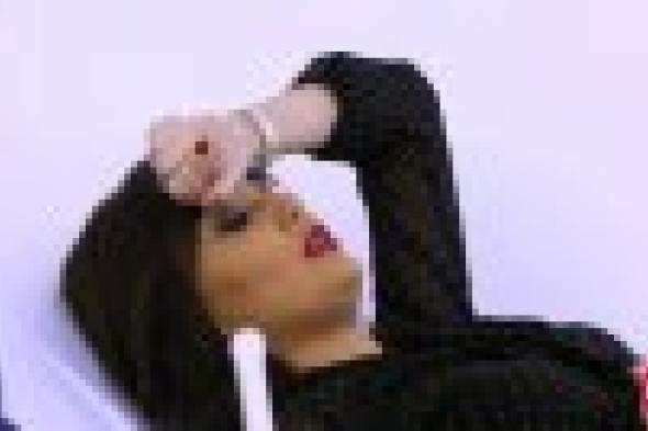 بالفيديو: سيرين عبدالنور تتلقى "لكمة" تسقطها أرضًا