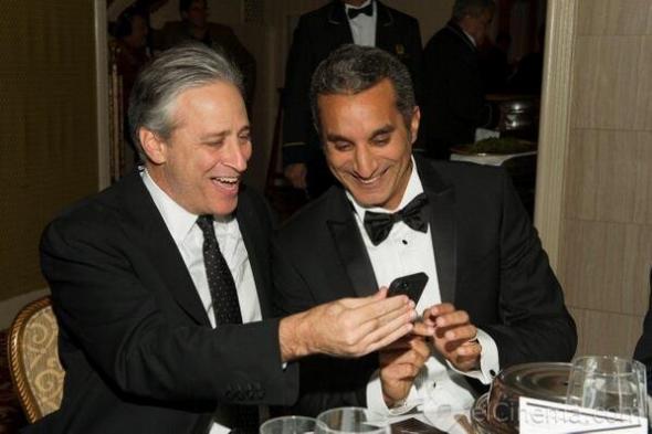 باسم يوسف ينفي علاقته بمغادرة جون ستيوارت لبرنامجه The Daily Show