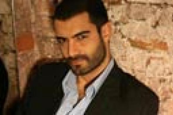 صورة- بطل مسلسل "الشهرة" يحتفل بعيد الحب بأداء العمرة‎