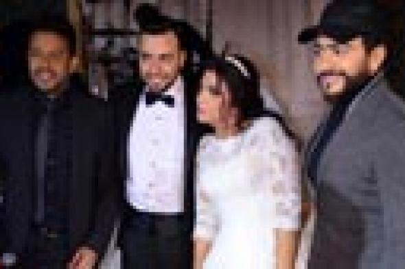 بالصور- دويتو محمد حماقي وتامر حسني في فرح الملحن مدين