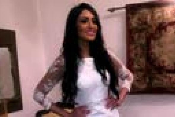 صورة- المذيعة سالي عبد السلام: "اتنيلت واتخطبت"!