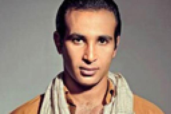 صورة- أحمد سعد ينشر صورته بعد إجراء جراحة في ذراعه