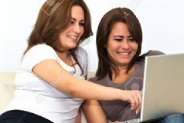 هل تأثير مواقع التواصل الاجتماعي على النساء سلبي أم إيجابي