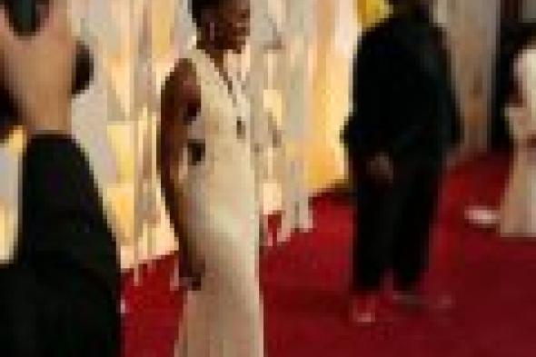 بالصور: لوبيتا نيونج تستعد لتقديم أوسكار أفضل ممثل مساعد بإطلالة مميزة