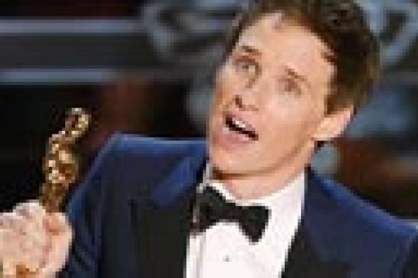 بالفيديو- إيدي ريدماين باكيا: أعدكم بالاعتناء بتمثال الأوسكار وتلميعه