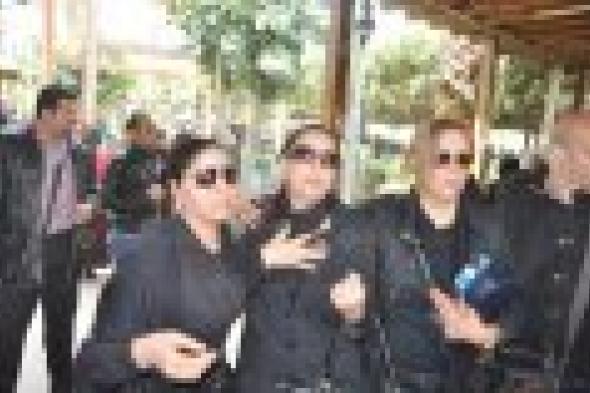 بالصور: الفنانون يودعون غسان مطر