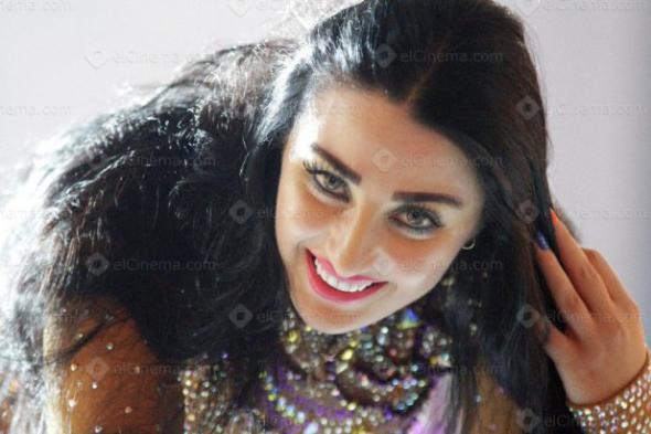 النيابة تأمر بضبط وإحضار "صافيناز" بتهمة إهانة العلم المصري